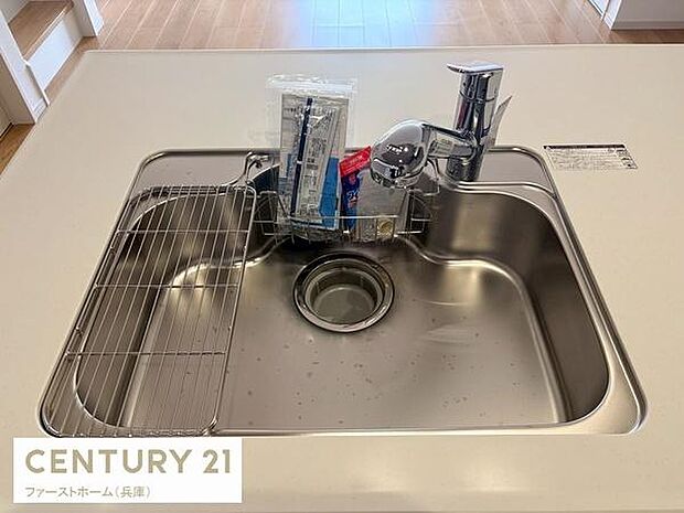 シンプルで使いやすそうなシンクが特徴のキッチンです。収納付きの水切りスペースも付いています。蛇口もスタイリッシュなデザインで毎日の作業が快適に行えます。スッキリとした印象でお手入れも簡単です。
