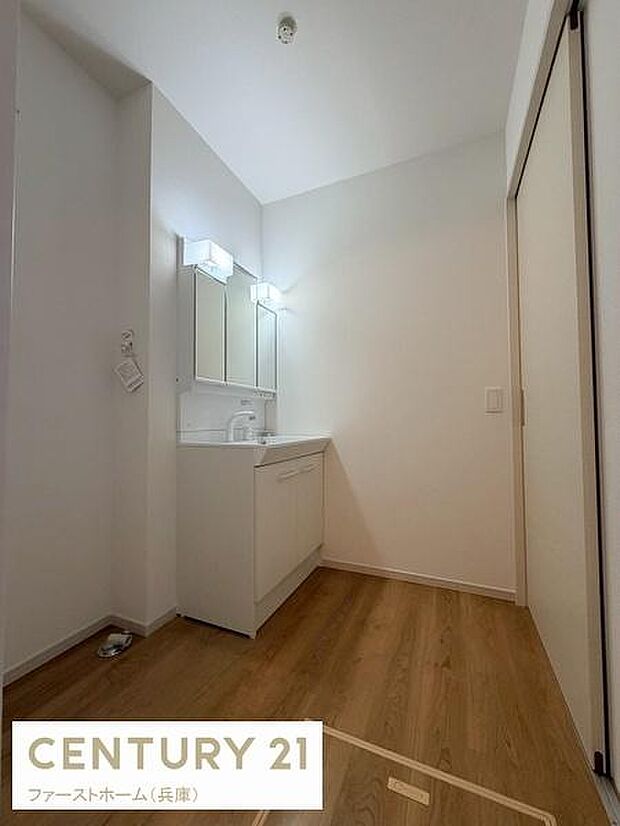 シンプルで使いやすい洗面台が備えられています。広々とした空間で照明も十分に確保されています。収納スペースも整えられており清潔感があります。