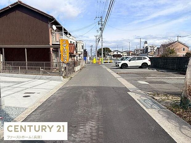 前面道路は舗装されており車の出入りも円滑に行えます。周囲には住宅や駐車場が広がりすっきりとした景観が広がっています。電柱や配線も整理されていて視界を遮るものが少ない環境です。幅員もあり通行が安心です。