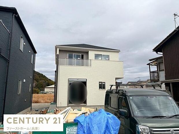 シンプルで現代的な外観が目を引く住宅です。バルコニー付きで採光も充分に期待できます。周辺は落ち着いた住宅街に位置し前面道路も広々としています。駐車スペースもゆとりがあります。