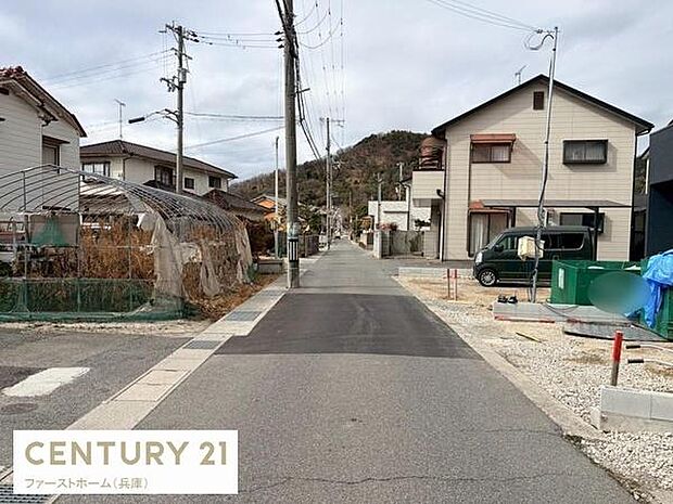 前面道路が広めで車の出入りがしやすい環境です。周辺は閑静な住宅街で落ち着いた雰囲気が魅力です。見通しの良い道路で安全性も感じられます。家の周りに余裕がありゆとりのある印象です。