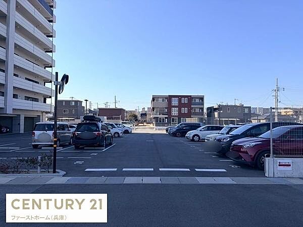 広々としたスペースが確保され車の出し入れもしやすい駐車場です。敷地内には複数台分の区画が整備されています。整然と配置された駐車スペースが印象的です。周囲は見通しが良く安心してご利用いただけます。
