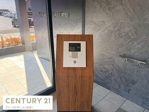 落ち着いた雰囲気のロビーです。木目調のパネルが印象的でスタイリッシュな空間となっています。床や壁もシンプルなデザインで清潔感が感じられます。エントランス部分は明るく開放的です。