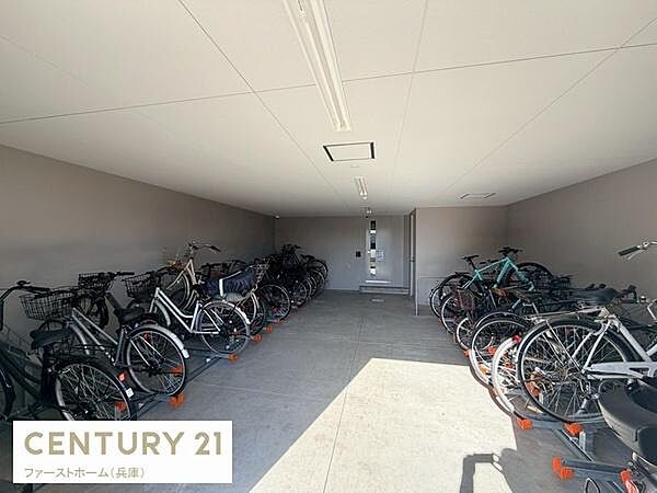 屋根付きの駐輪場は自転車を雨から守ることができ日々の利用が便利です。広いスペースが設けられており多くの自転車が停められる点も魅力です。清潔感のある空間となっています。安心して利用できる設備です。