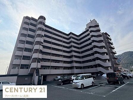 落ち着いた外観が特徴のマンションです。バルコニーが各戸に設けられており開放感があります。敷地内には駐車スペースも十分に確保されています。複数階にわたる構造が印象的です。