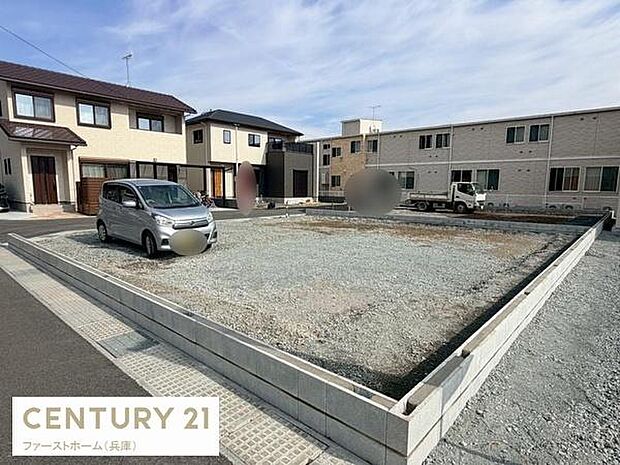 閑静な住宅街に位置する整形地です。前面道路が広く車の出し入れもスムーズに行えます。周囲には新しい住宅が立ち並び街並みが整っています。