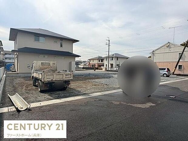 敷地内に広がるスペースがあり使い勝手のよい土地です。周囲は住宅街で落ち着いた雰囲気です。車の出し入れもスムーズに行えます。