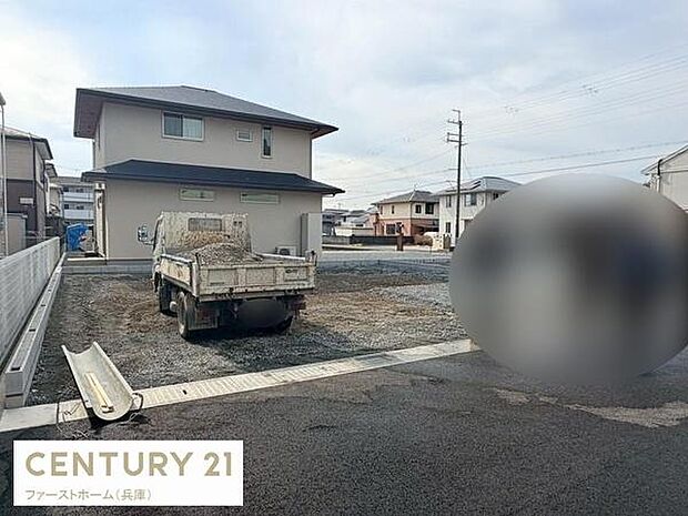 広々とした敷地が特徴の物件です。周囲には住宅が立ち並び落ち着いた街並みが広がっています。車両の出入りもスムーズにできるスペースが確保されています。前面道路も整備され快適なアクセスが可能です。