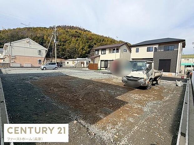 駐車スペースが広く車の出し入れがしやすいです。角地に位置し開放感が感じられます。