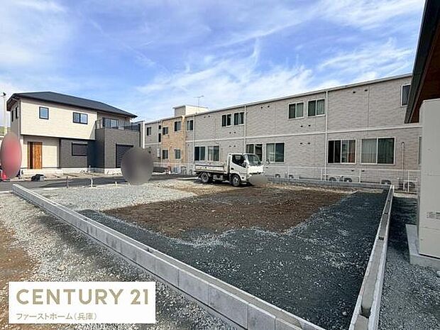 駐車スペースが広く車の出し入れがしやすいです。角地に位置し開放感が感じられます。