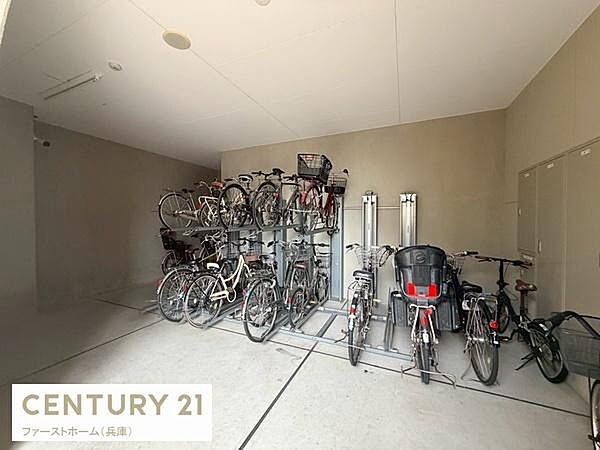 屋内に設置された自転車置き場です。複数段のラックがあり自転車を効率よく収納できます。雨風の影響を受けにくいのもポイントです。広めのスペースで出し入れも快適に行えます。