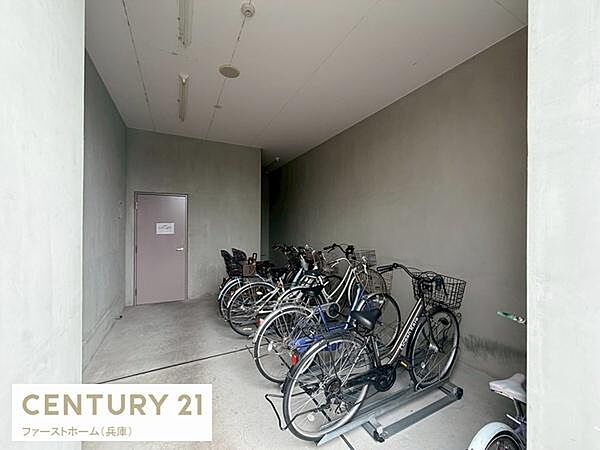屋内に設けられた自転車置き場は雨風の影響を受けにくい設計です。スペースも確保されており複数台の自転車を安心して停められます。自転車の出し入れもスムーズに行えます。保管場所が明るく清潔感があります。