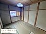 寝室：落ち着いた雰囲気の和室の寝室です。畳が敷かれており趣のある空間が広がっています。窓から自然光が入り明るさも感じられます。天井や壁も和のテイストで統一されています。