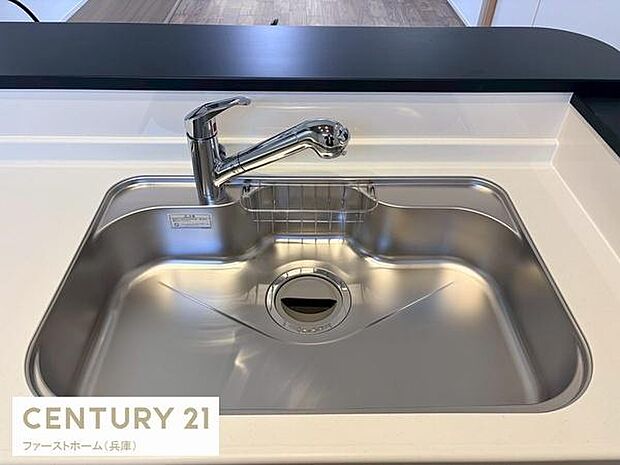 シンプルで使いやすいデザインのキッチンシンクです。ステンレス素材が清潔感を感じさせます。すっきりとした蛇口でお手入れも簡単です。スペースに余裕があり作業がしやすい印象です。