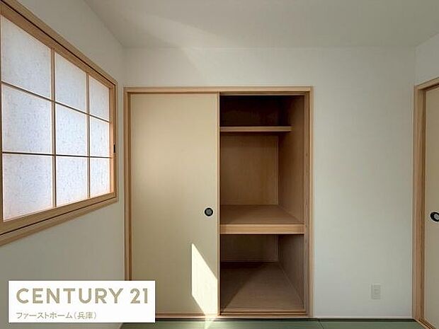 和室に馴染むデザインの収納スペースが備わっています。引き戸式で開閉もスムーズです。高さのある棚が付いており大小さまざまな荷物を整理できます。シンプルな内装で使い勝手も良好です。