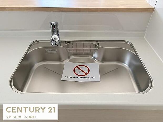 シンプルなデザインが際立つキッチンシンクです。水栓もすっきりとした印象で使いやすさが感じられます。ワークトップも清潔感のある素材を採用しています。メンテナンス性も配慮された設計が魅力です。