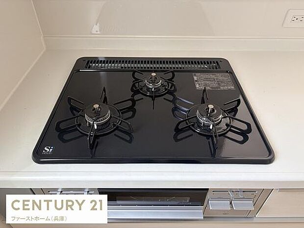 三口コンロが備わっており調理の幅が広がります。ガラストップがスタイリッシュな印象を与えます。清掃性にも配慮されたキッチンコンロです。操作部分もシンプルで使いやすく設計されています。