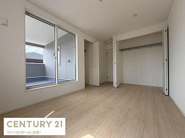 大きな窓からたっぷりと光が入る寝室です。クローゼットが広く収納スペースも充実しています。バルコニーへのアクセスがしやすい間取りです。床の色味が心地よい印象を与えています。