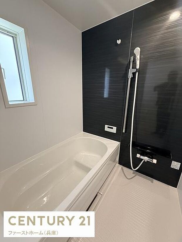 明るいバスルームでリラックスできる空間です。浴槽とシャワーが独立しており日々の使い勝手にも配慮されています。窓から光が差し込む設計が特徴です。清潔感のあるデザインが魅力です。