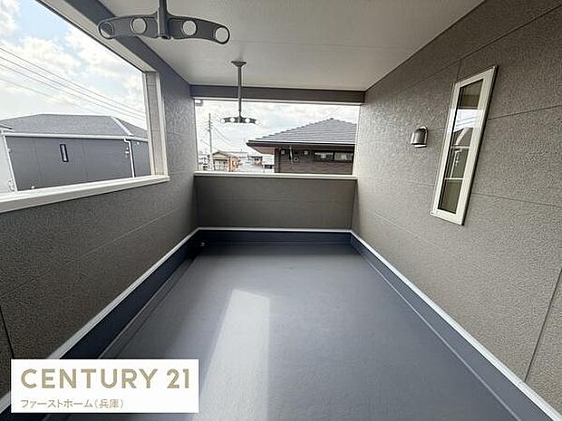 広々としたバルコニーは開放感があり日当たりも良好です。天井には照明も設置されており昼夜問わず活用できます。窓と扉の配置が整い通気性にも配慮されています。すっきりとしたデザインでお手入れも簡単です。