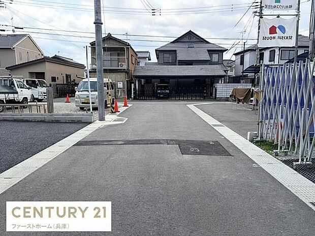 現地前面道路は広く整備されており車両の進入や移動もスムーズに行えます。周辺は住宅が立ち並び落ち着いた印象です。前面道路にゆとりがあるため駐車時も安心です。道路の舗装状態も良好です。