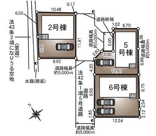 各区画ごとに駐車スペースが設けられており使い勝手のよい配置です。道路幅も5m確保されていて自動車の出入りがしやすい区画設計となっています。