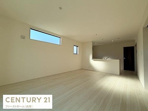 窓からの採光が明るいリビングです。開放感のある広々とした空間が特徴となっています。床材の色合いが室内全体をやさしく演出しています。シンプルなレイアウトで様々なインテリアに対応しやすいです。