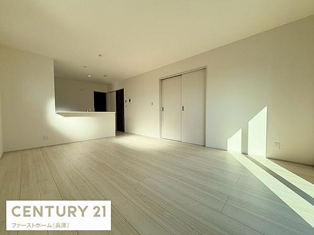 リビングは大きな窓から光が差し込み明るく開放的な空間になっています。床や壁は明るい色調でまとめられており清潔感があります。シンプルな内装でインテリアのアレンジも楽しめます。