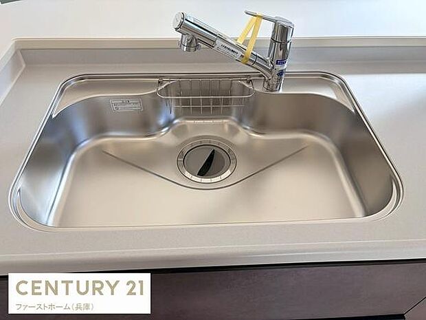 シンプルなデザインのキッチンシンクでお手入れがしやすい形状です。広めのシンクは大きな調理器具も洗いやすく使い勝手の良さが感じられます。水栓も操作しやすいタイプが採用されています。