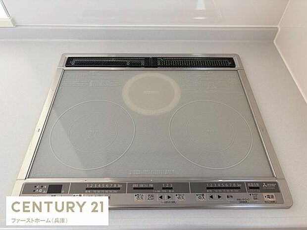 フラットなデザインのIHクッキングヒーターが設置されています。お手入れがしやすいのが特徴です。操作パネルも見やすく使いやすい仕様です。火を使わないので安心感も高まります。