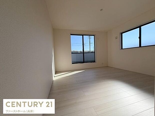 シンプルな内装でお部屋全体が明るく爽やかな印象です。二面の窓から光がたっぷり入ります。ゆとりある広さで家具の配置もしやすい空間です。清潔感のあるフローリングが特徴的です。