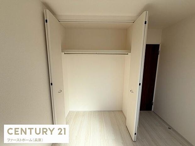 シンプルなデザインで使いやすい収納スペースです。扉付きで見た目もすっきりしています。ハンガーパイプが設置されており衣類の整理にも便利です。明るい室内に調和した収納です。