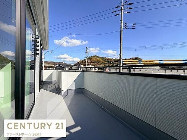 広々としたバルコニーがありゆったりとした開放感を楽しめます。屋外の眺めがよく空が広く感じられる空間です。陽当たりが良く様々な用途に便利に使えます。建物外観との調和も魅力です。