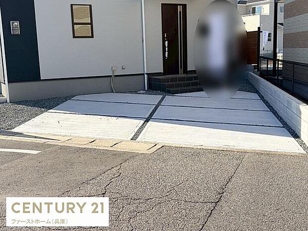 幅広いスペースが確保された駐車場で車の出し入れがスムーズに行えます。敷地内に設けられており雨の日でも玄関までの移動が快適です。敷地と道路がフラットにつながっているためストレスなく駐車が可能です。