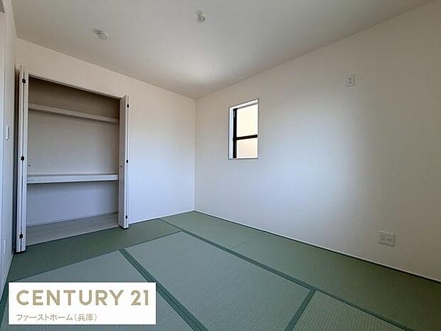 シンプルで使いやすい和室です。窓から明るい日差しが入ります。押し入れ付きで収納も便利です。畳の落ち着いた雰囲気が特徴です。さまざまな用途に対応できる空間です。