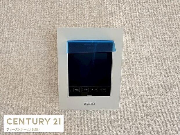壁に設置されたモニター付きインターホンです。スタイリッシュなデザインで見やすい表示画面が特徴です。ボタンもシンプルで操作しやすい仕様となっています。安心の設備が整っていますので日常生活も快適です。