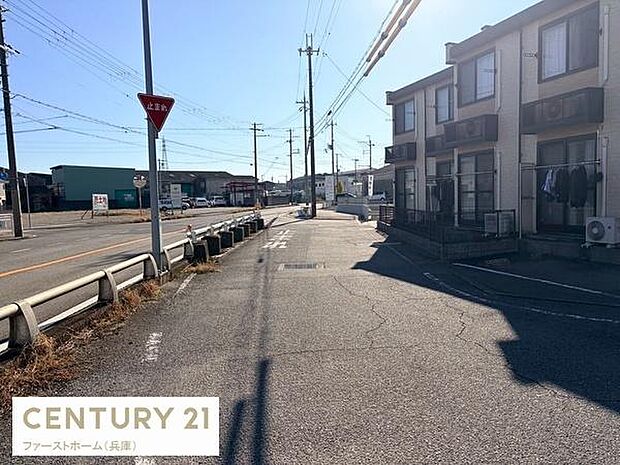 前面道路が広く車の出し入れがしやすい環境です。日当たりの良い道路沿いで周囲の建物ともゆとりがあります。歩道と車道が分かれているので安心感があります。周辺は明るい雰囲気です。