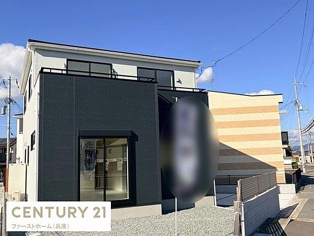 落ち着いた色合いの外観が印象的な住まいです。バルコニーや大きな窓が開放感を演出しています。角地にあり周囲の見通しも良好です。シンプルで洗練されたデザインとなっています。