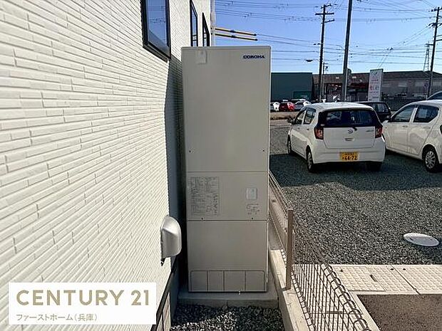 敷地の一角に設置された給湯器で住まいの設備環境をサポートしています。建物外側に配置されておりスペースの有効活用が可能です。日当たりの良い場所なので点検やメンテナンスも行いやすいです。