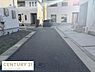 その他：前面道路がしっかり舗装され車の出入りもスムーズに行えます。周辺には新しい住宅が並び整った街並みです。クリーンな印象の現地写真でエアコンの室外機や配管も整理されています。