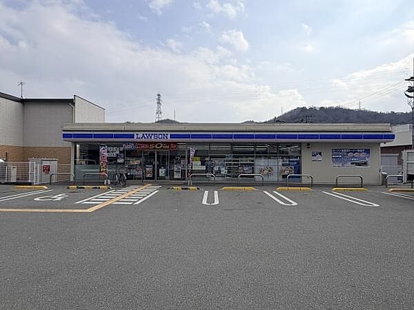 ローソン姫路青山西店まで248m