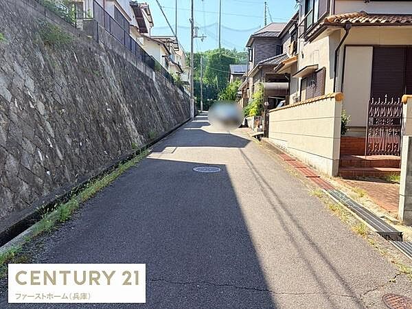 前面道路が広く車の出入りもしやすい環境です。現地周辺は日当たりの良い印象です。道路面が整備されており安心感があります。落ち着いた住宅街の一角に位置しています。