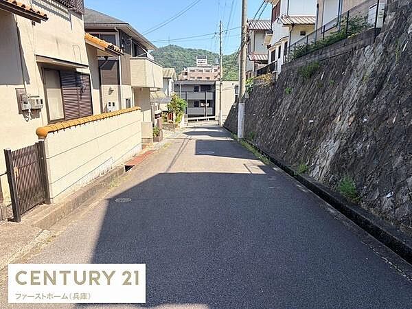前面道路は舗装されており歩行や車両の通行に配慮されています。周囲は住宅に囲まれ落ち着いた雰囲気です。道路幅員も十分でスムーズな移動が可能です。現地写真から日照状況も確認できます。