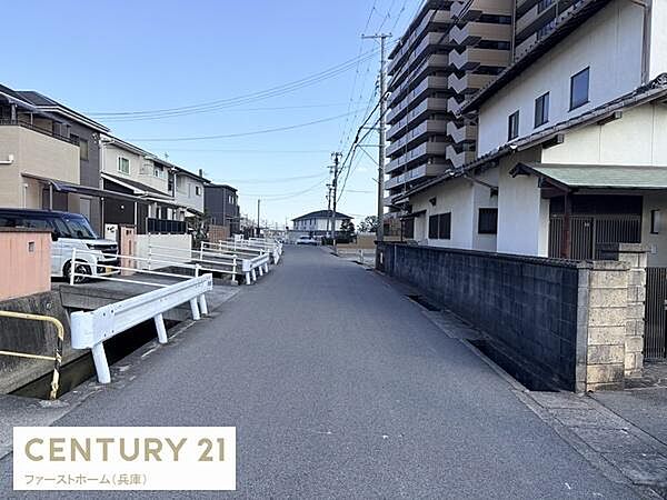 前面道路は見通しが良く車の通行にも安心感があります。道幅も十分に確保されており快適なアクセスが可能です。周辺の住環境も落ち着いた雰囲気が感じられます。