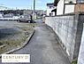 その他：前面道路がしっかりと舗装されており歩きやすい環境です。周辺は見通しが良く静かな雰囲気が感じられます。物件へのアクセスがスムーズな立地です。駐車スペースも確保されています。清潔感のある現地写真です。