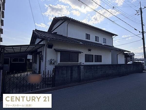 前面道路は広めで車の出入りがしやすい印象です。角地に位置しており開放感があります。