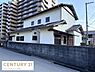 その他：堂々とした外観が印象的な一戸建てです。落ち着いた色合いの外壁が周囲に馴染み安心感があります。和風の屋根が目を引くデザインです。建物周辺の道路もきれいに整備されています。
