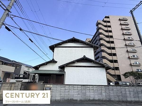 日当たりの良い角地に位置する住宅です。
