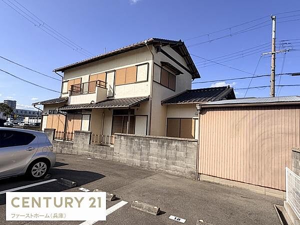 前面道路も幅があり車の進入もスムーズです。