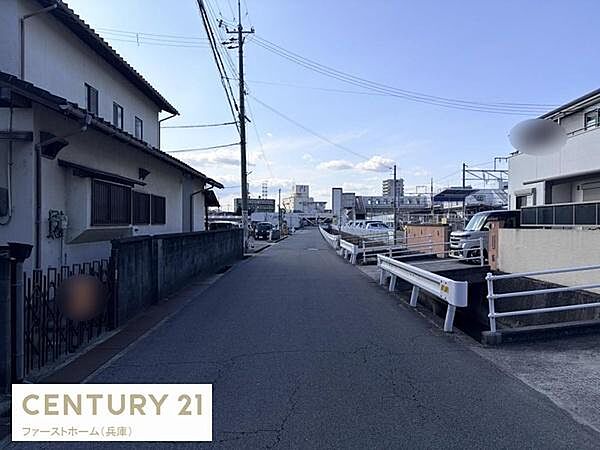 前面道路は見通しが良く車の進入もスムーズです。周辺には住宅が並び落ち着いた雰囲気となっています。道路幅が十分に確保されているため車の通行や駐車も安心できます。両側に建物が整然と並んでいます。